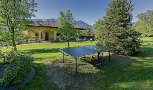 Villa Archi mit Seeblick, Garten, Terrasse, Balkon und WLAN