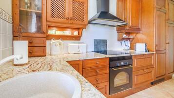 Frigorífico, horno, placa de cocina y lavavajillas