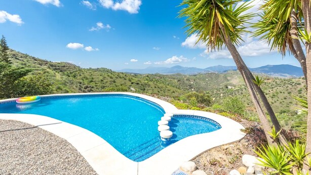 Une piscine avec vue sur un paysage montagneux.
