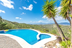 Una piscina con vista su un paesaggio montano.