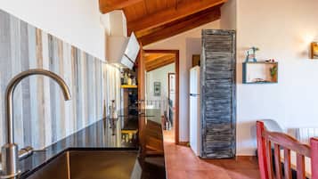 Refrigerador, horno, placa de cocina, cafetera/tetera