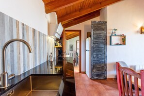 Refrigerador, horno, placa de cocina, cafetera/tetera