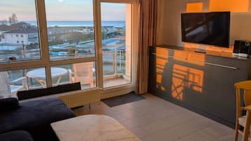 Een smart-tv en een tafeltennistafel