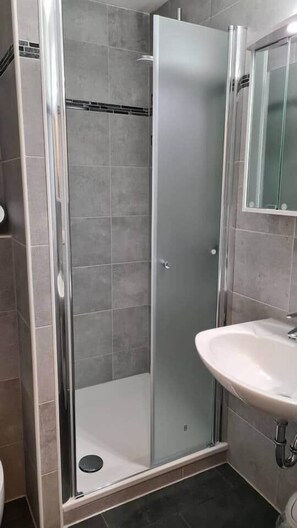 Shower, hair dryer, soap, toilet paper - Ostseepanorama Heiligenhafen – Apartment with Sea View (Heiligenhafen)