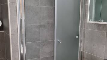 Dusche, Haartrockner, Seife, Toilettenpapier