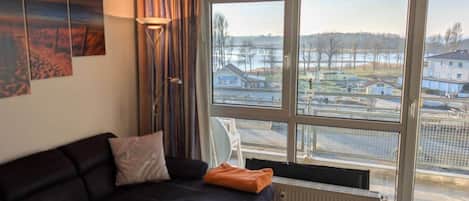 Smart TV, table tennis