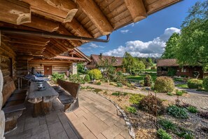 Outdoor dining - Natural log house Morgensonne - Heumann's log houses by the forest (Pottenstein)