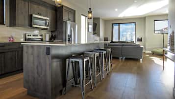 Townhome, 3 Bedrooms | Private kitchen | Fridge, dishwasher, toaster, cookware/dishes/utensils