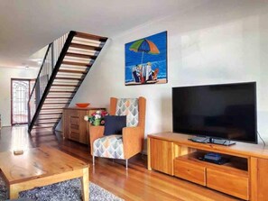 TV, DVD player - This apartment is a 2 bedroom(s), 1.5 bathrooms, located in Fremantle, WA. (Fremantle)