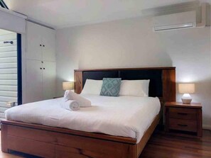 2 bedrooms, iron/ironing board, travel cot, free WiFi - This apartment is a 2 bedroom(s), 1.5 bathrooms, located in Fremantle, WA. (Fremantle)