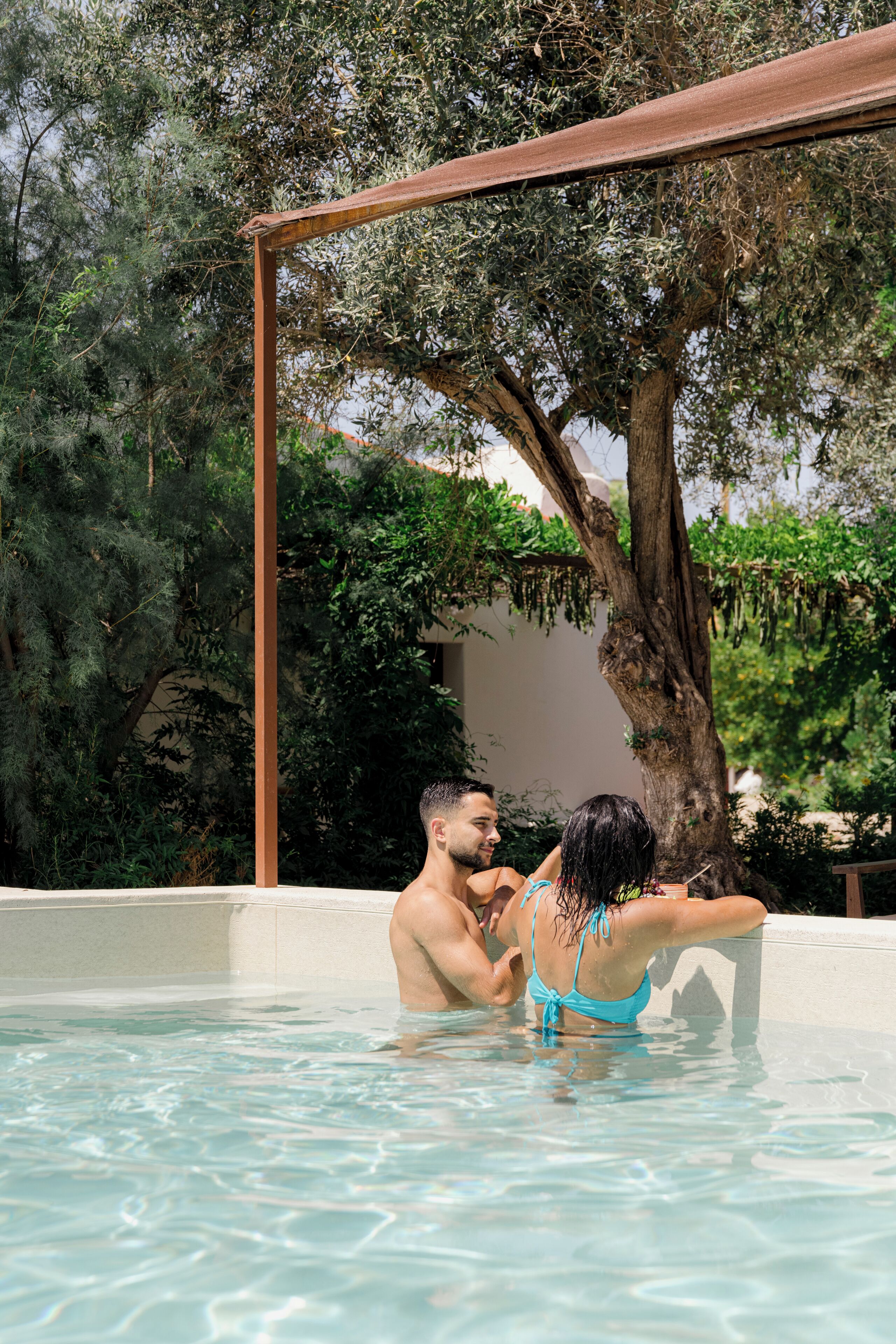 室外游泳池，日光浴躺椅