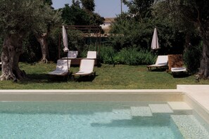 Piscina externa, espreguiçadeiras