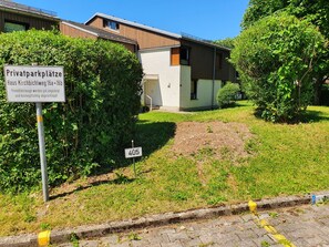 Un espace de stationnement privé, indiqué par un panneau précisant qu’il est réservé aux résidents.