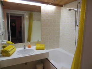 Dusche, Haartrockner, Handtücher, Seife