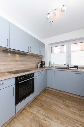 Kühlschrank, Mikrowelle, Ofen, Geschirrspüler