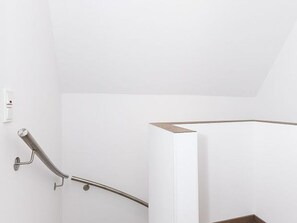 A corner of a room with a white wall and a corner of a white door. - Licht Vacation Cottage, Germany (Dornum)