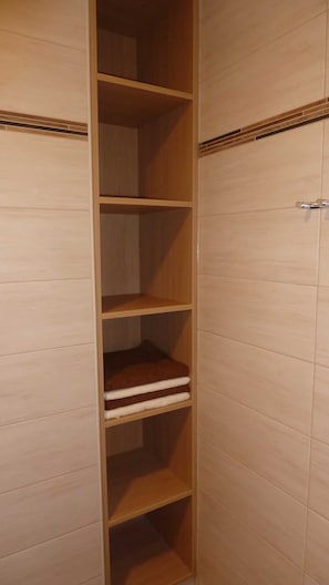 Une armoire en bois avec plusieurs étagères et une porte.