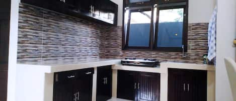 ファミリー ハウス | 専用キッチン | コンロ、調理器具と食器、ダイニングテーブル