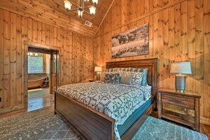2 habitaciones, escritorio y tabla de planchar con plancha 