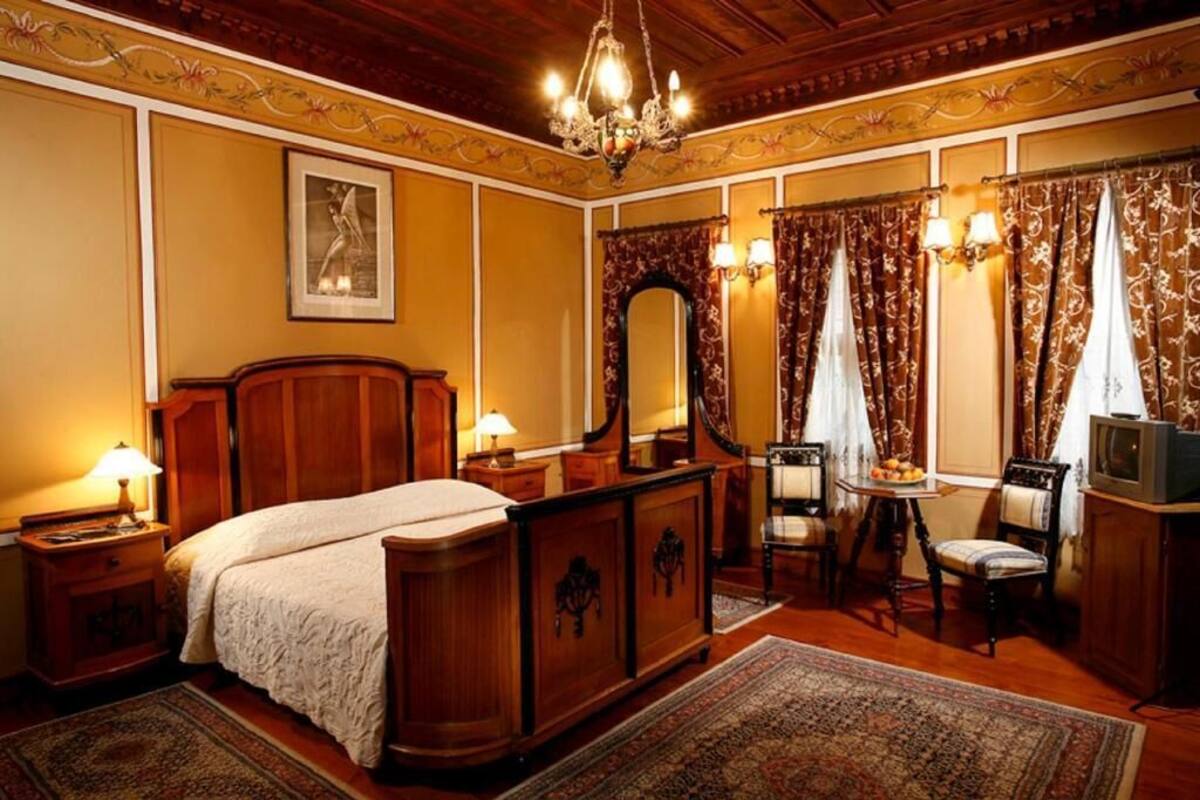 Antique Double Room, City View, Garden Area | エジプト綿のシーツ、高級寝具、ミニバーのアイテム (無料)、デスク