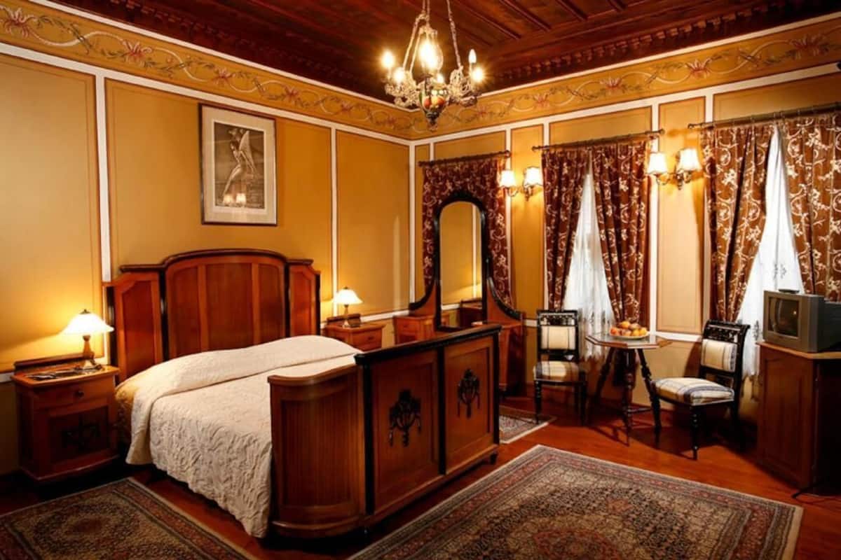Antique Double Room, City View, Garden Area | Seprai katun Mesir, seprai premium, dan isi minibar gratis