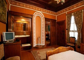 Antique Double Room, City View, Garden Area | Egyptian cotton sheets, premium bedding, free minibar items - Old Legends (Plovdiv)