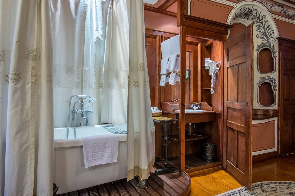 Antique Room with ancient bathtub | バスルーム | シャワー付き浴槽、ジェットバス、ヘアドライヤー、バスローブ
