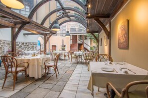 2 restaurants, breakfast served - Old Legends (Plovdiv)