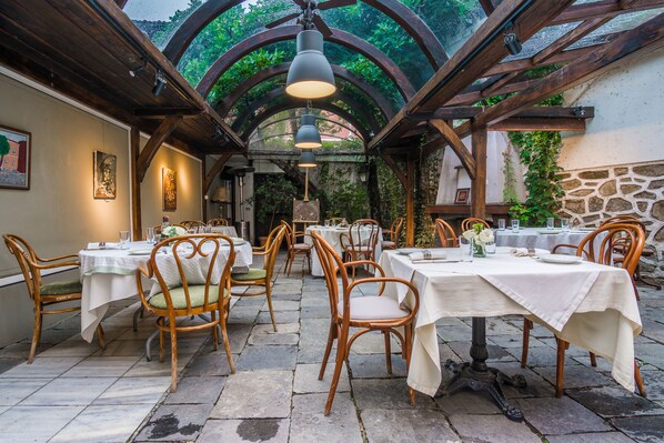 2 restaurants, breakfast served - Old Legends (Plovdiv)