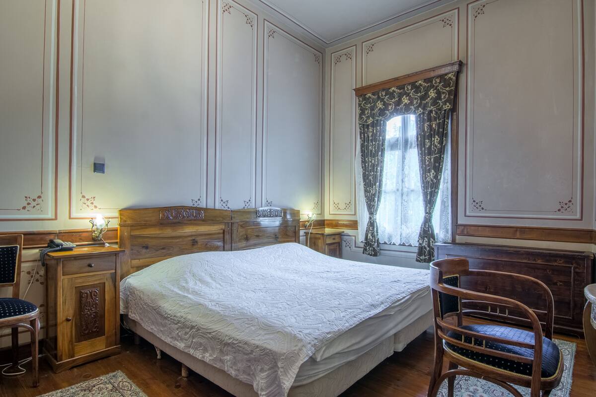 Antique Suite | エジプト綿のシーツ、高級寝具、ミニバーのアイテム (無料)、デスク