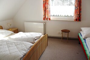 2 bedrooms, travel crib, wheelchair access
