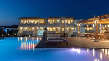 Een seizoensgebonden buitenzwembad en parasols bij het zwembad