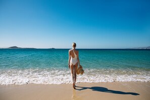 Ubicación a pie de playa, arena blanca, tumbonas y sombrillas