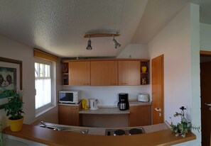 Een koelkast, een magnetron, een oven, een koffiezetapparaat/waterkoker