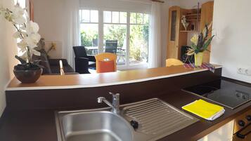 Kühlschrank, Mikrowelle, Ofen, Wasserkocher mit Kaffee-/Teezubehör