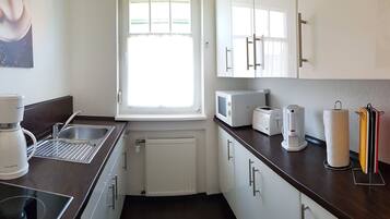 Mikrowelle, Wasserkocher mit Kaffee-/Teezubehör, Wasserkocher, Toaster