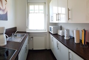 Micro-ondes, cafetière/bouilloire, bouilloire électrique, grille-pain