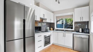 Frigorifero, microonde, forno, piano cottura