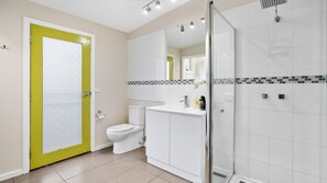 Shower, hair dryer, towels