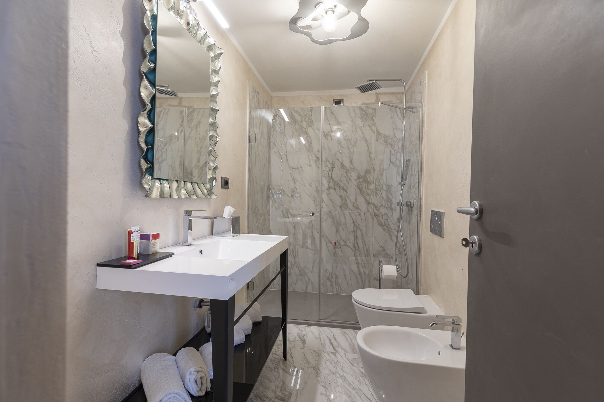 Dusj, hårføner, bidé og håndklær