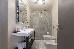 Shower, hair dryer, bidet, towels - Luxury Gold in the center of Alghero (Alghero)