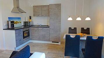 Een koelkast, een magnetron, een oven, een vaatwasser