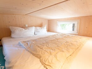 1 bedroom, bed sheets