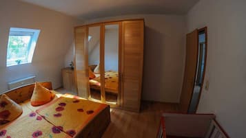 2 bedrooms, desk, travel cot, WiFi