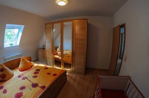 2 habitaciones, escritorio, cuna de viaje y wifi