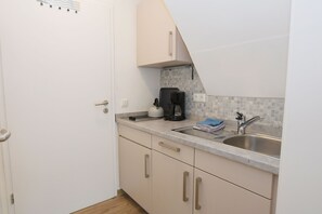 Réfrigérateur, cafetière/bouilloire, bouilloire électrique, grille-pain