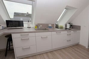 Fridge, dishwasher, coffee/tea maker, electric kettle