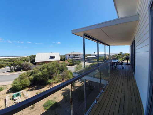 Bombora - Modern House with Sea views right next to Penguin Point Reserve