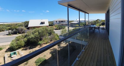 Bombora - Modern House with Sea views right next to Penguin Point Reserve