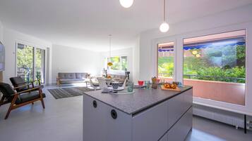 Apartemen Keluarga, 1 kamar tidur, balkon, tepi danau (Coloratura Frontlake Lugano with) | Tempat makan